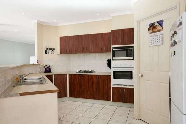 13 De Vecchi Close, Edmonton - Thumbnail 2