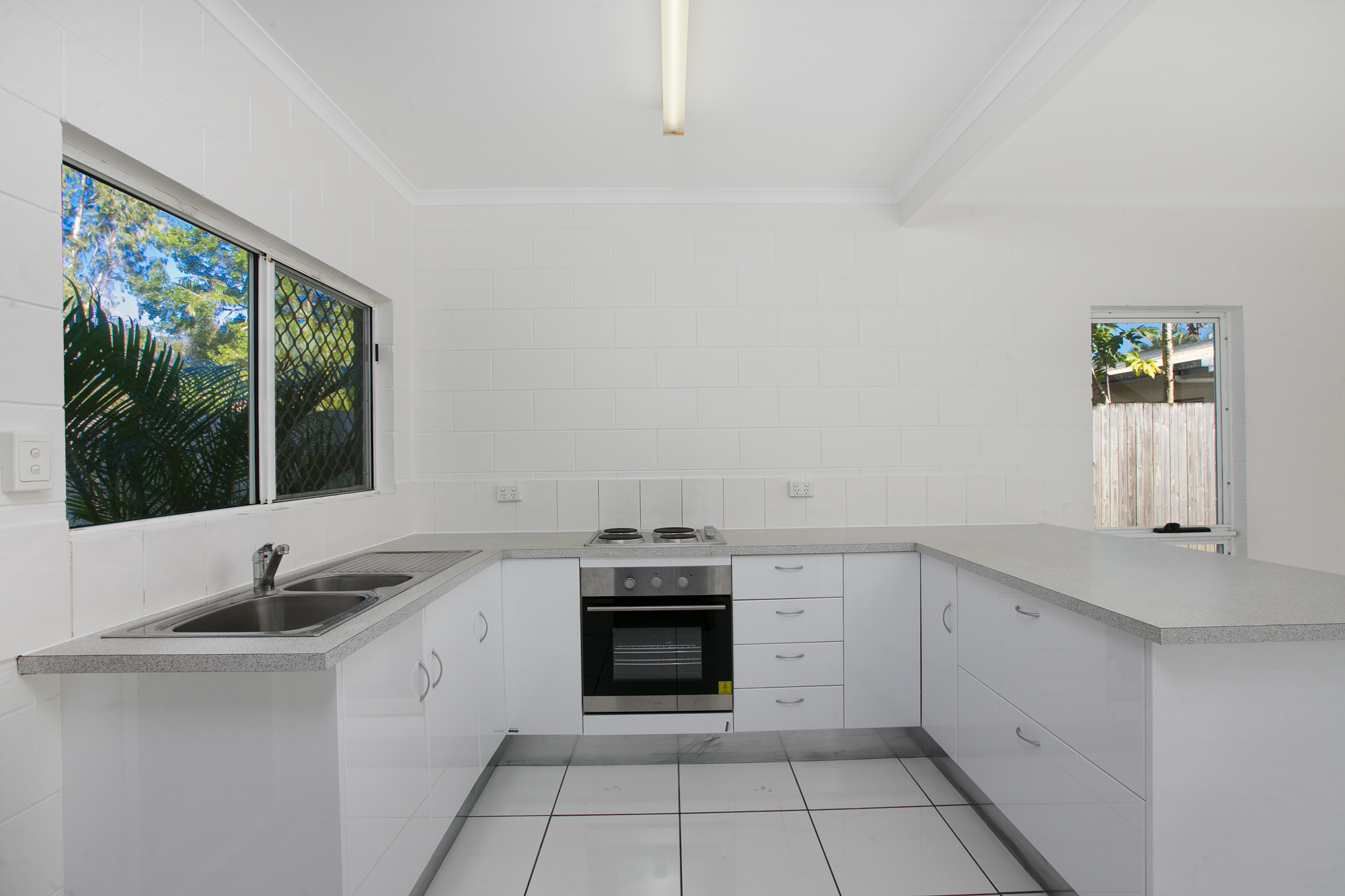 1/4 Atlantic Close, White Rock - Thumbnail 2