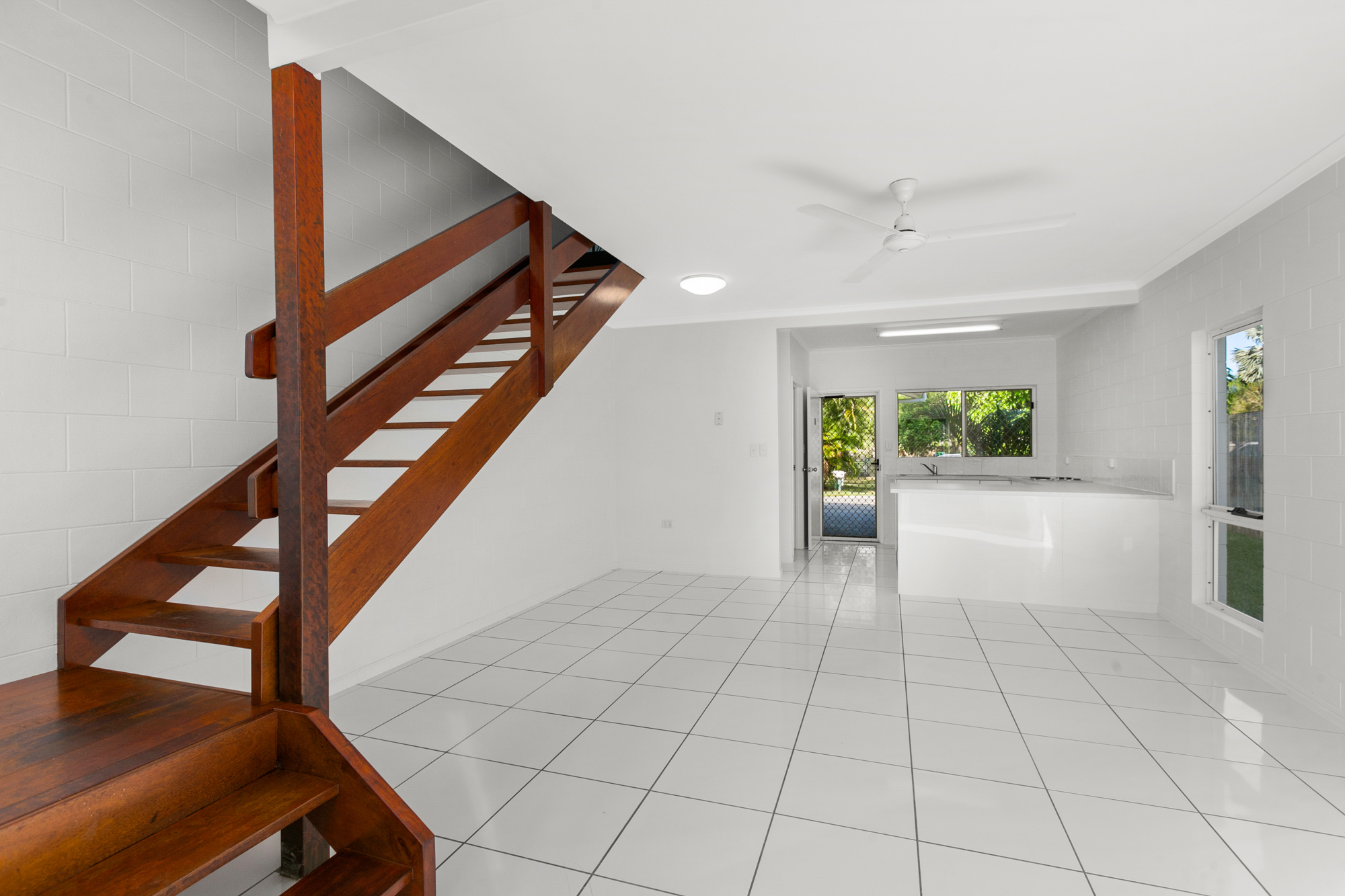 1/4 Atlantic Close, White Rock - Thumbnail 3