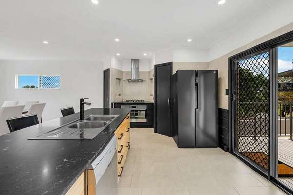 11 Allinga Close, Bentley Park - Thumbnail 2
