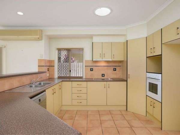 18 Noble Close, Edmonton - Thumbnail 2