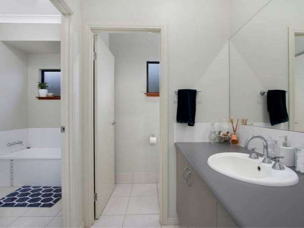 24 Timberlea Drive East, Bentley Park - Thumbnail 8