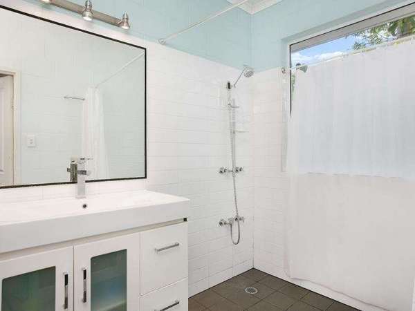 48 Oleander Street, Holloways Beach - Thumbnail 5