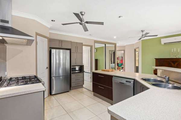 2 Lyndon Close, Bentley Park - Thumbnail 2