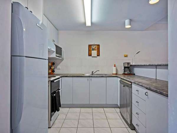 8/1 SPRINGFIELD CRESCENT, Manoora - Thumbnail 3