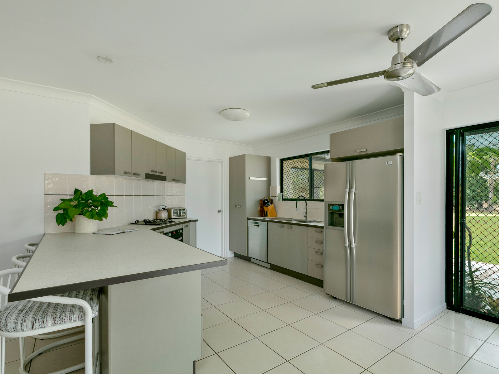 8-10 JOHNSON ROAD, White Rock - Thumbnail 2