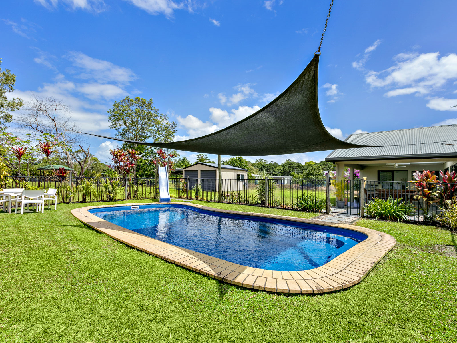 8-10 JOHNSON ROAD, White Rock - Thumbnail 3
