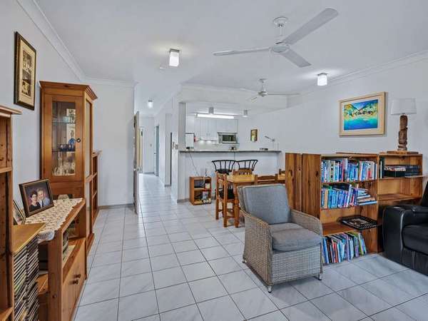 8/1 SPRINGFIELD CRESCENT, Manoora - Thumbnail 2