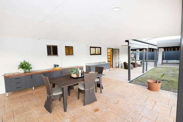 5 Ash St, Holloways Beach - Thumbnail 3