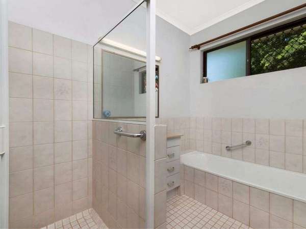 26 Simon St, Freshwater - Thumbnail 7