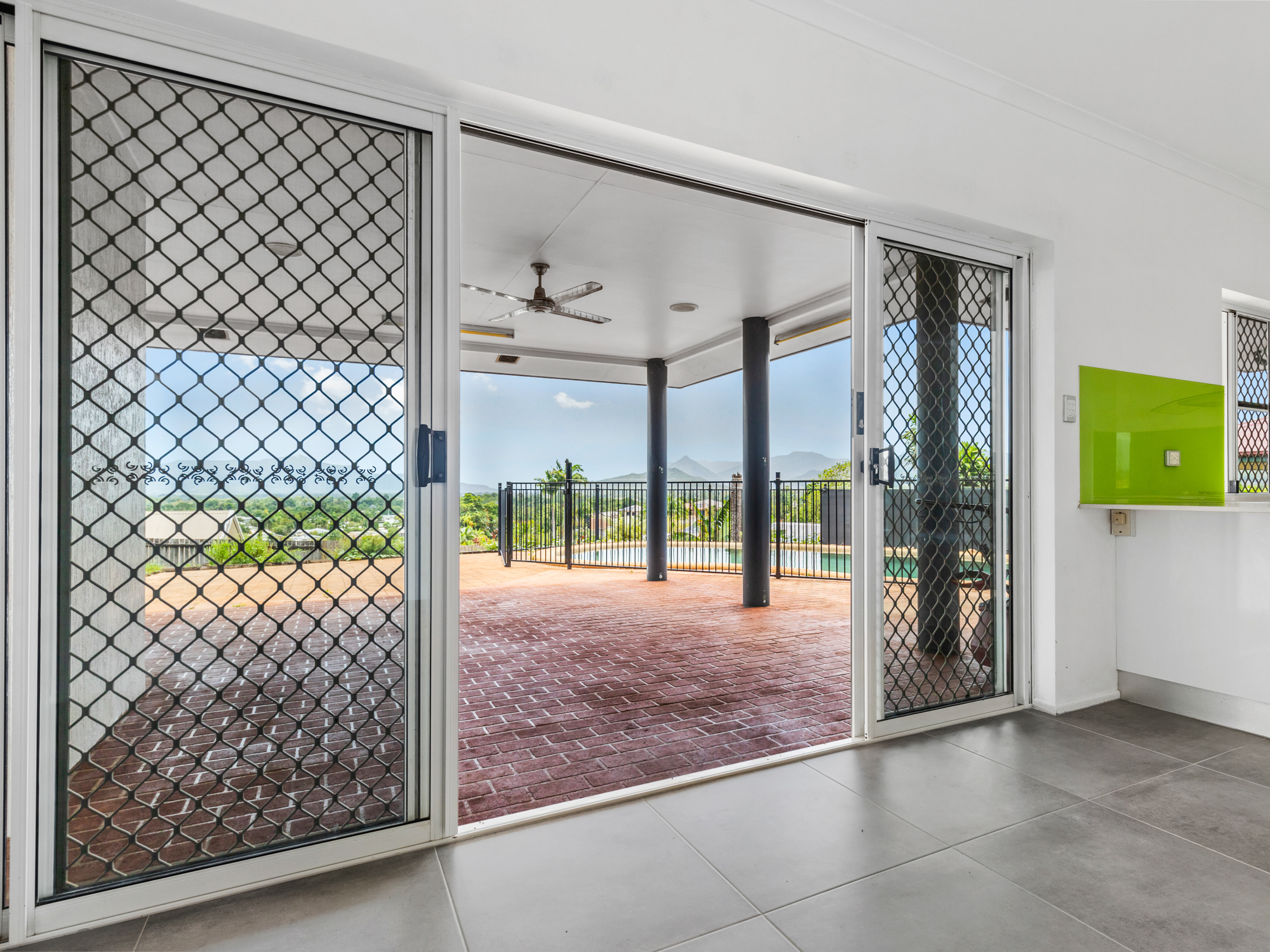 8 Guthrie Close, Bentley Park - Thumbnail 4
