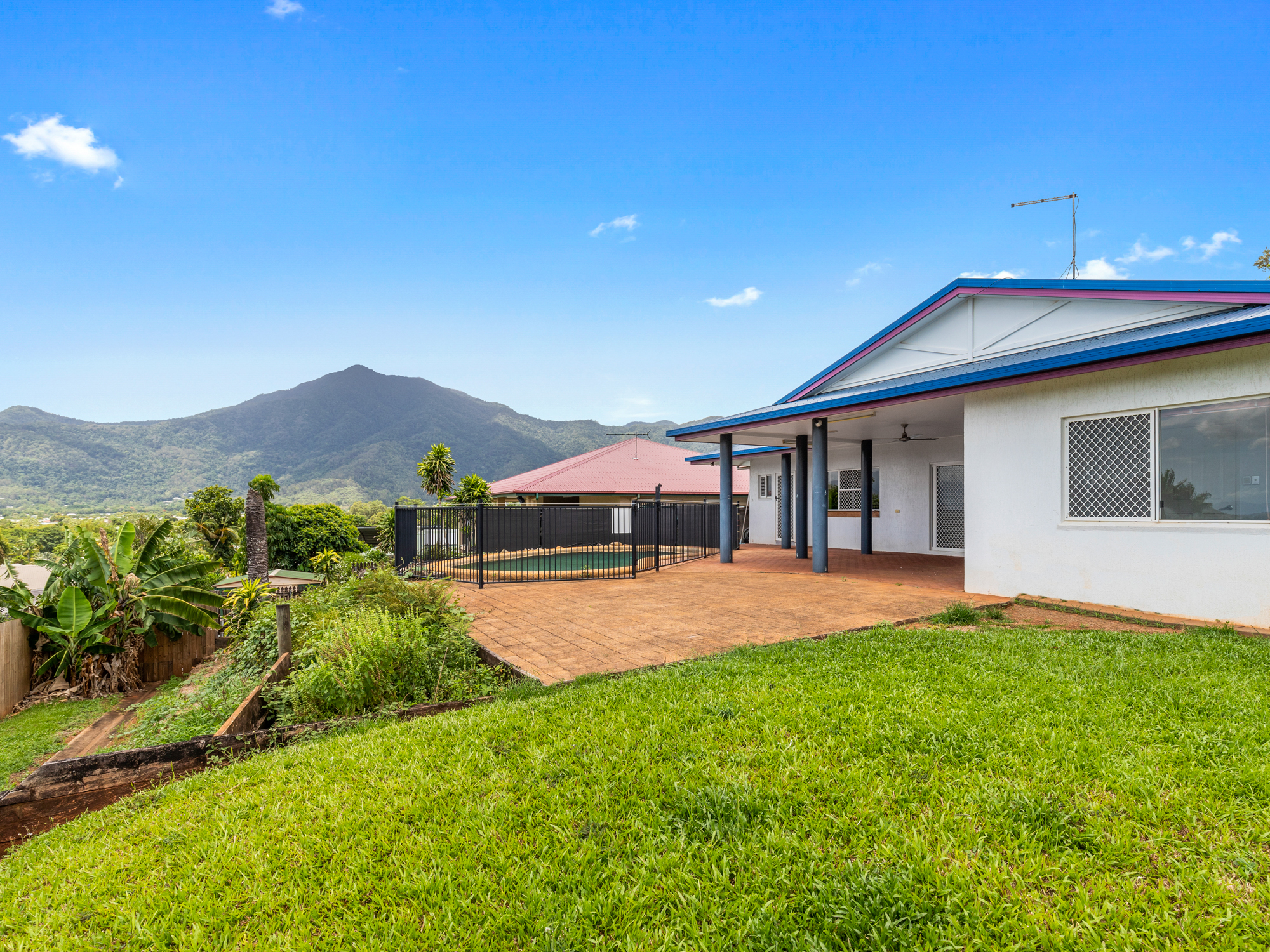 8 Guthrie Close, Bentley Park - Thumbnail 2