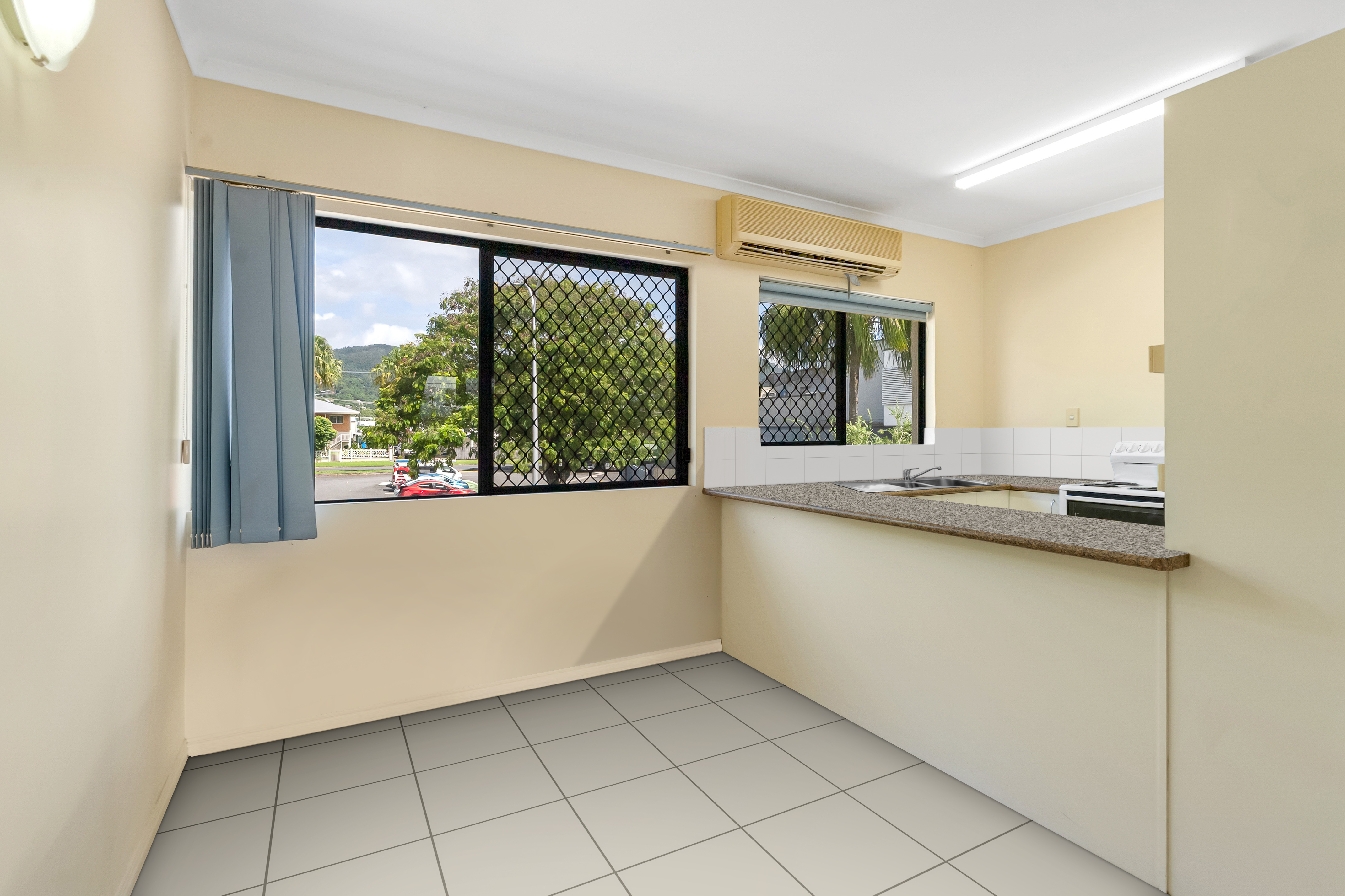8/22-24 Toogood Road, Woree - Thumbnail 4