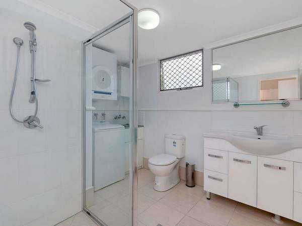 1/1-19 Poinciana Street, Holloways Beach - Thumbnail 3