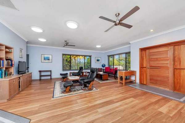 6-8 Copeman Close, Redlynch - Thumbnail 2
