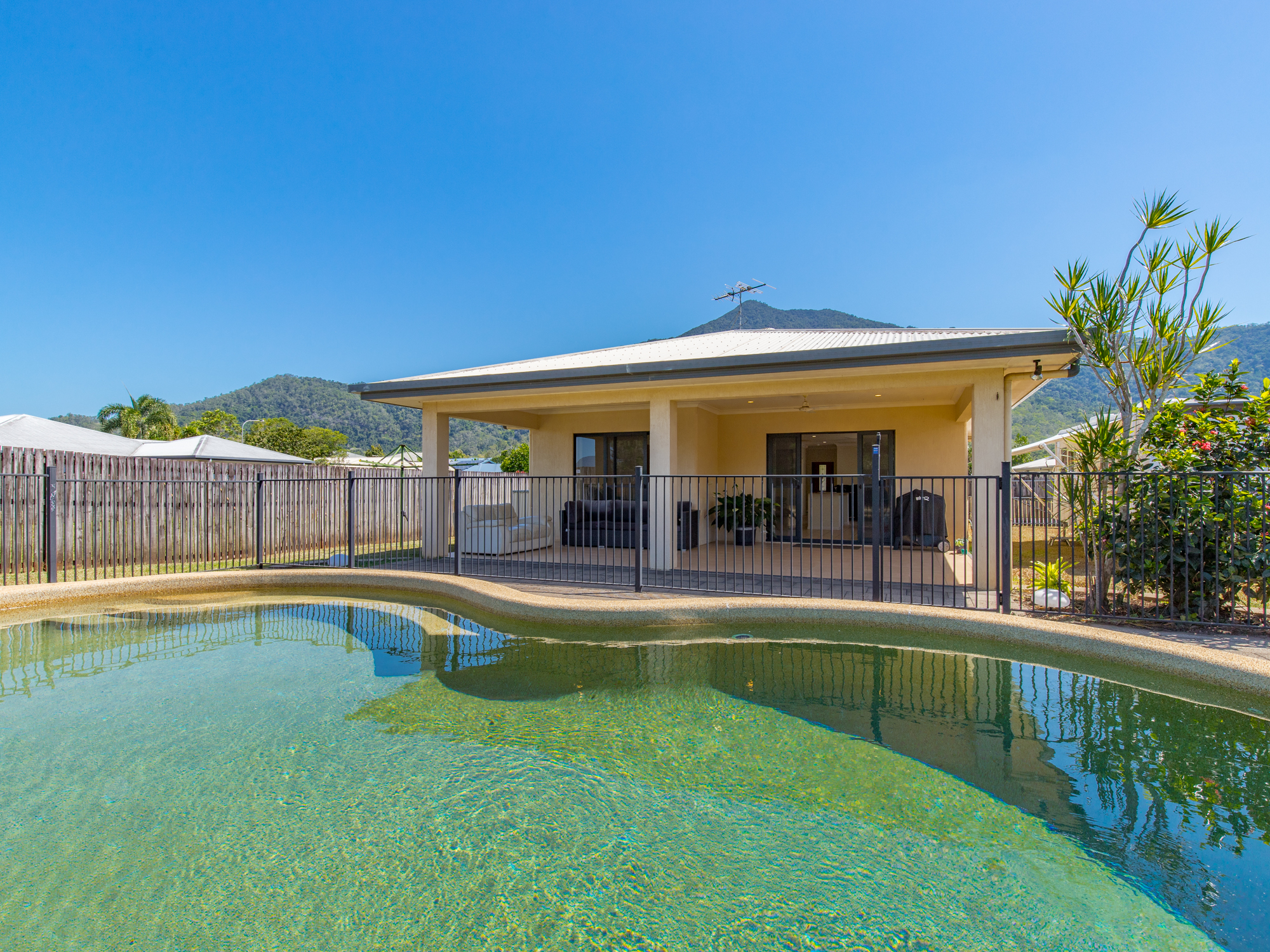 60 Cooktown Road, Edmonton - Thumbnail 2