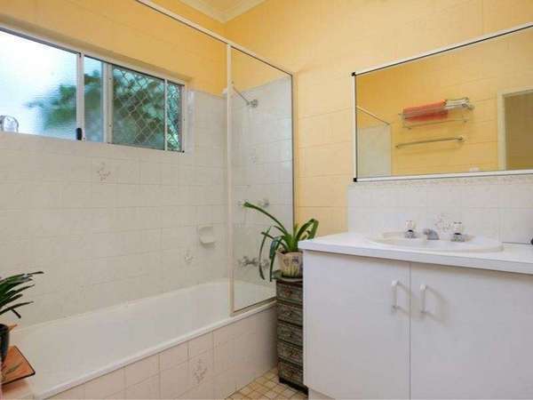 5 Baronia Crescent, Holloways Beach - Thumbnail 8