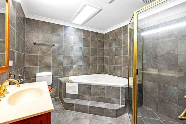 131 Greenslopes Street, Edge Hill - Thumbnail 3