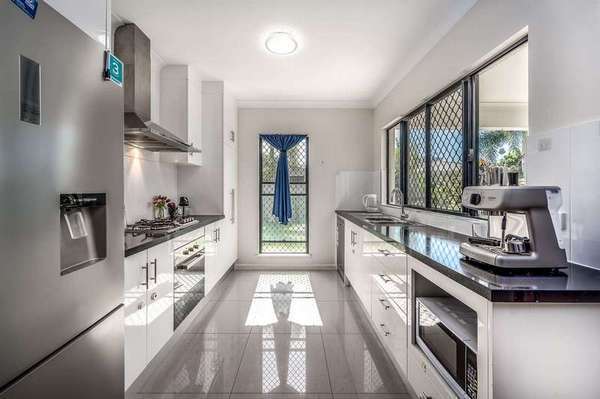 22 Carter Close, Smithfield - Thumbnail 2