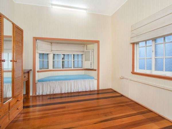 9 Ascot Avenue, Westcourt - Thumbnail 5