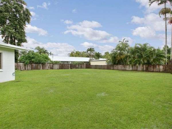 10 Greenfield Close, Mooroobool - Thumbnail 4