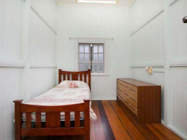 9 Ascot Avenue, Westcourt - Thumbnail 6