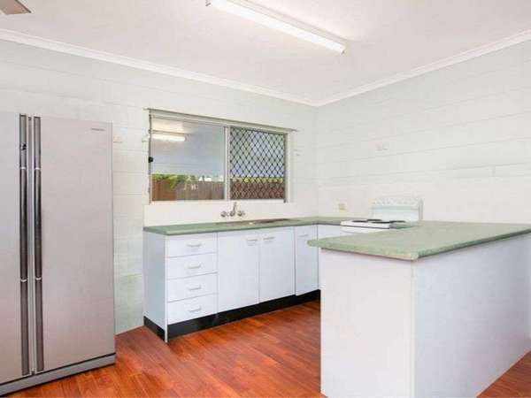 10 Greenfield Close, Mooroobool - Thumbnail 2