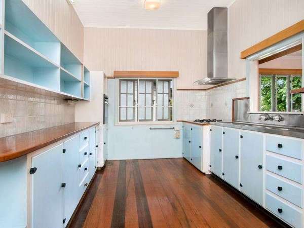 9 Ascot Avenue, Westcourt - Thumbnail 2