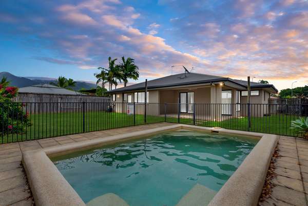 13 Mount Close, Edmonton - Thumbnail 2