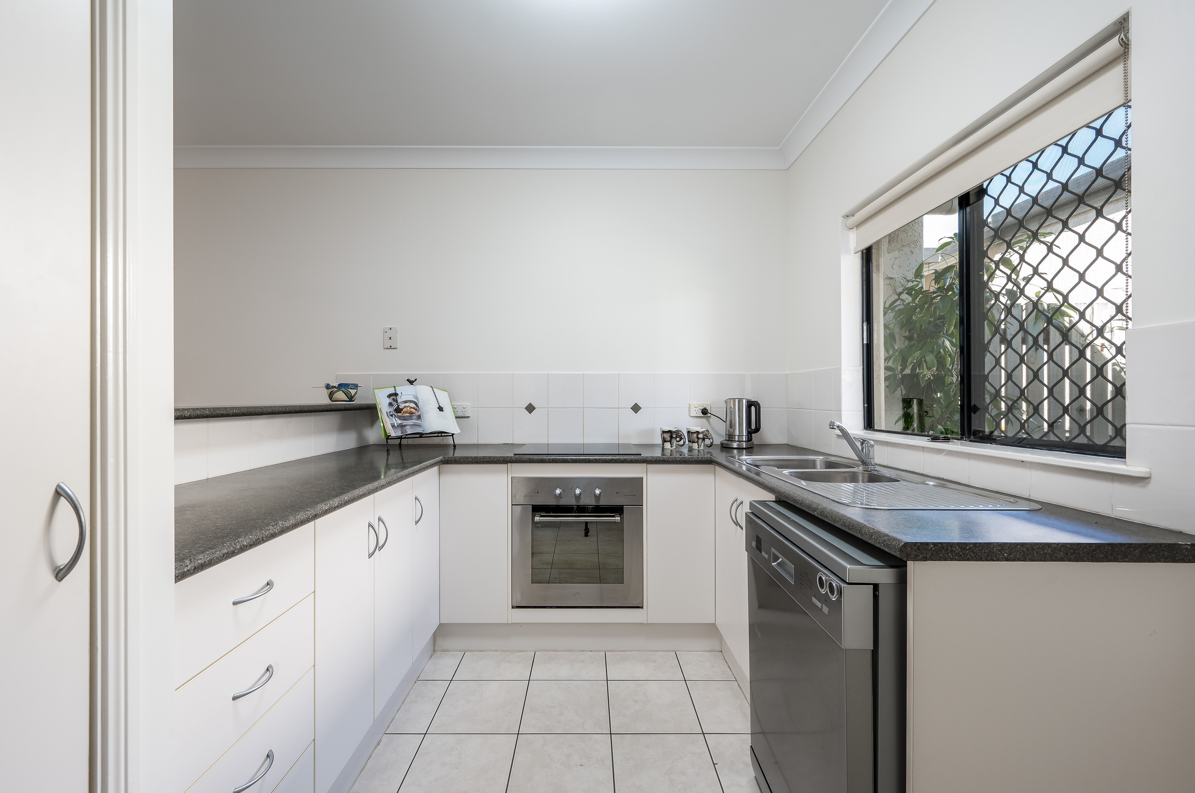 15/190 Irene Street, Mooroobool - Thumbnail 2