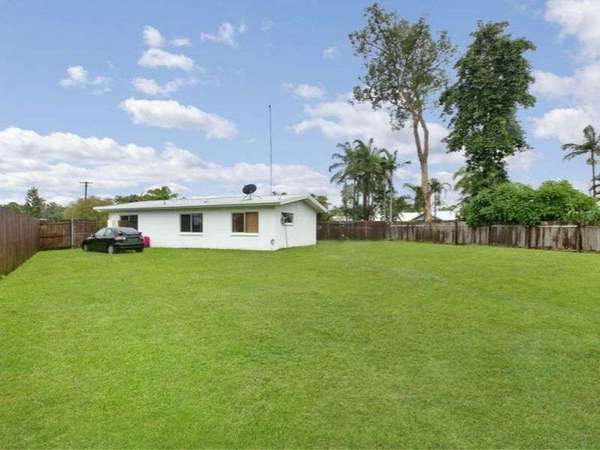 10 Greenfield Close, Mooroobool - Thumbnail 5
