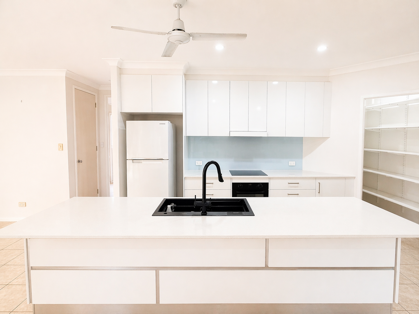6 Paramount Close, White Rock - Thumbnail 2