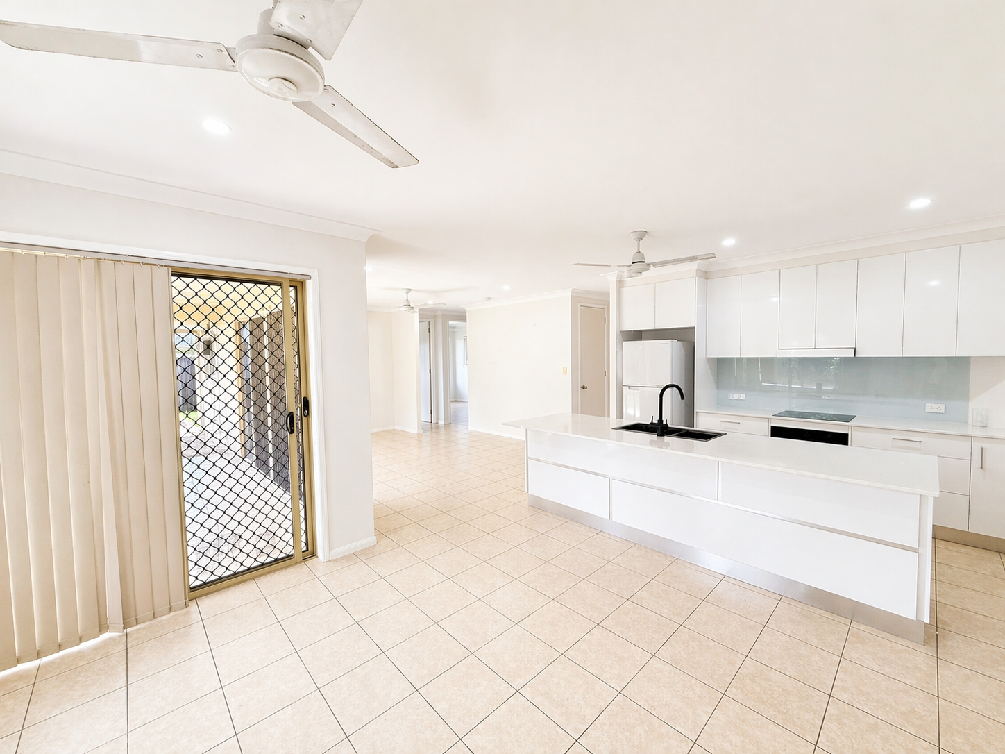 6 Paramount Close, White Rock - Thumbnail 3
