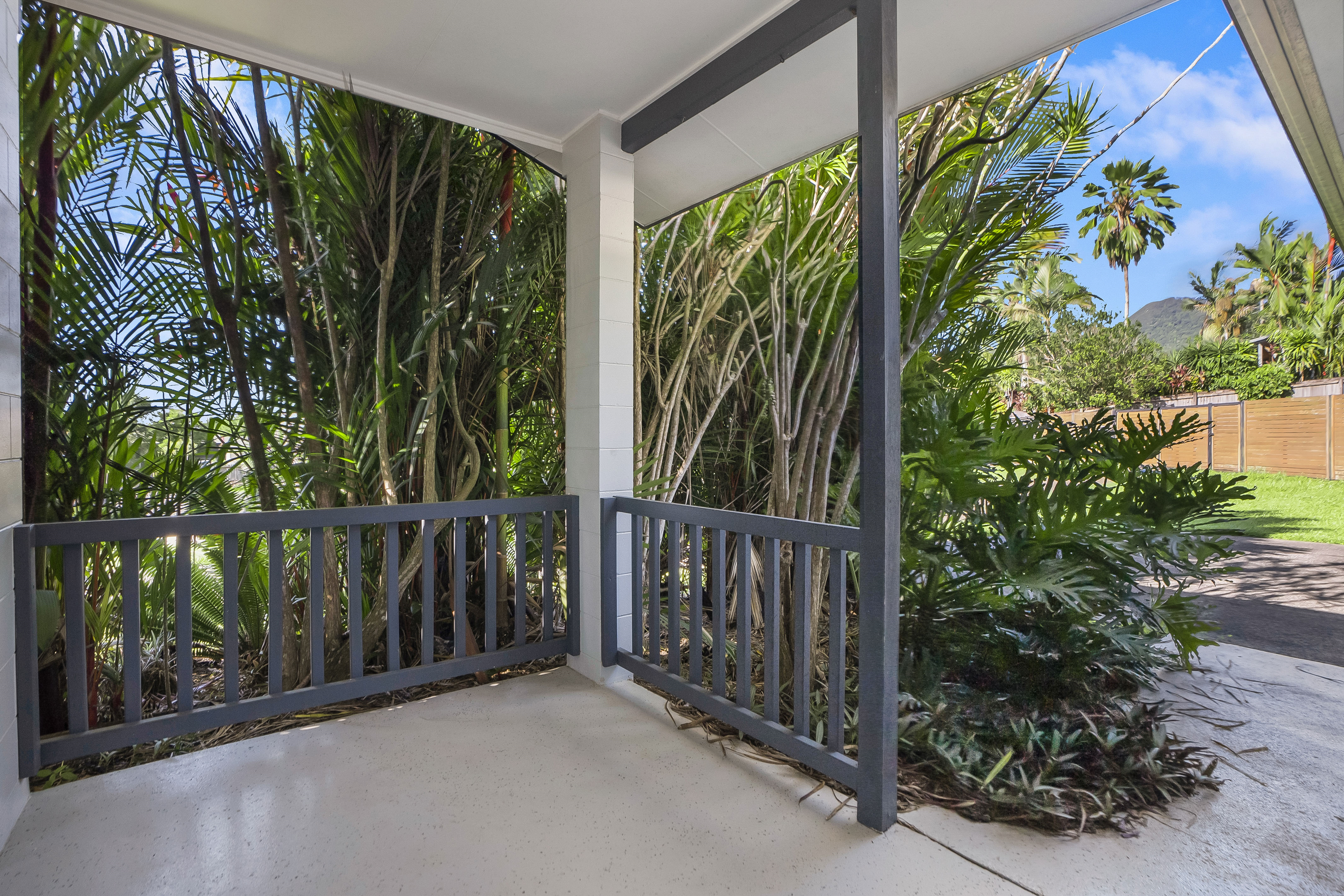 9 Yates Court, White Rock - Thumbnail 3