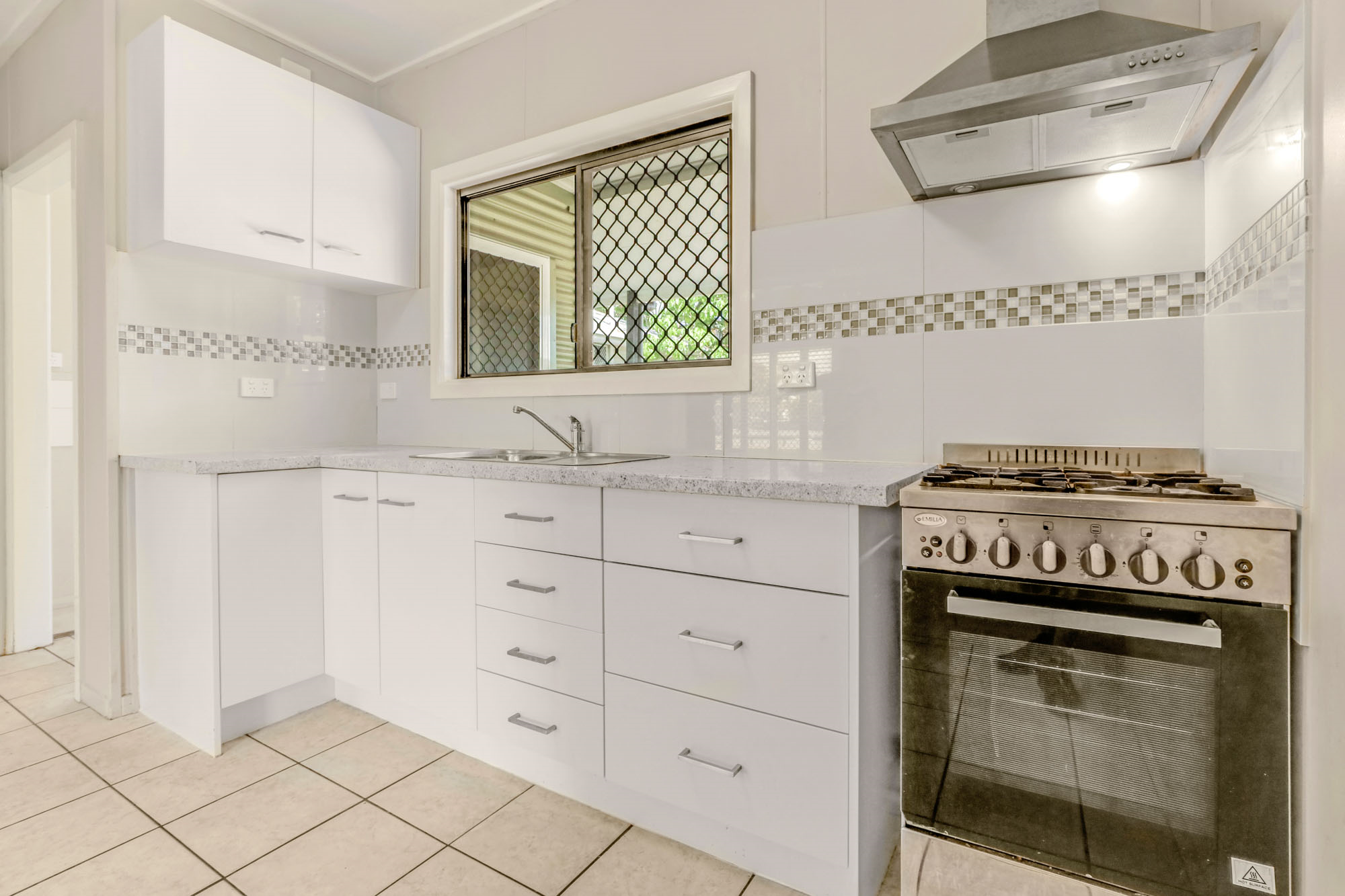 253 Spence Street, Bungalow - Thumbnail 2