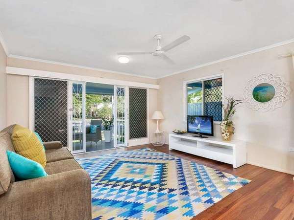 9 Jackson Close, Westcourt - Thumbnail 2