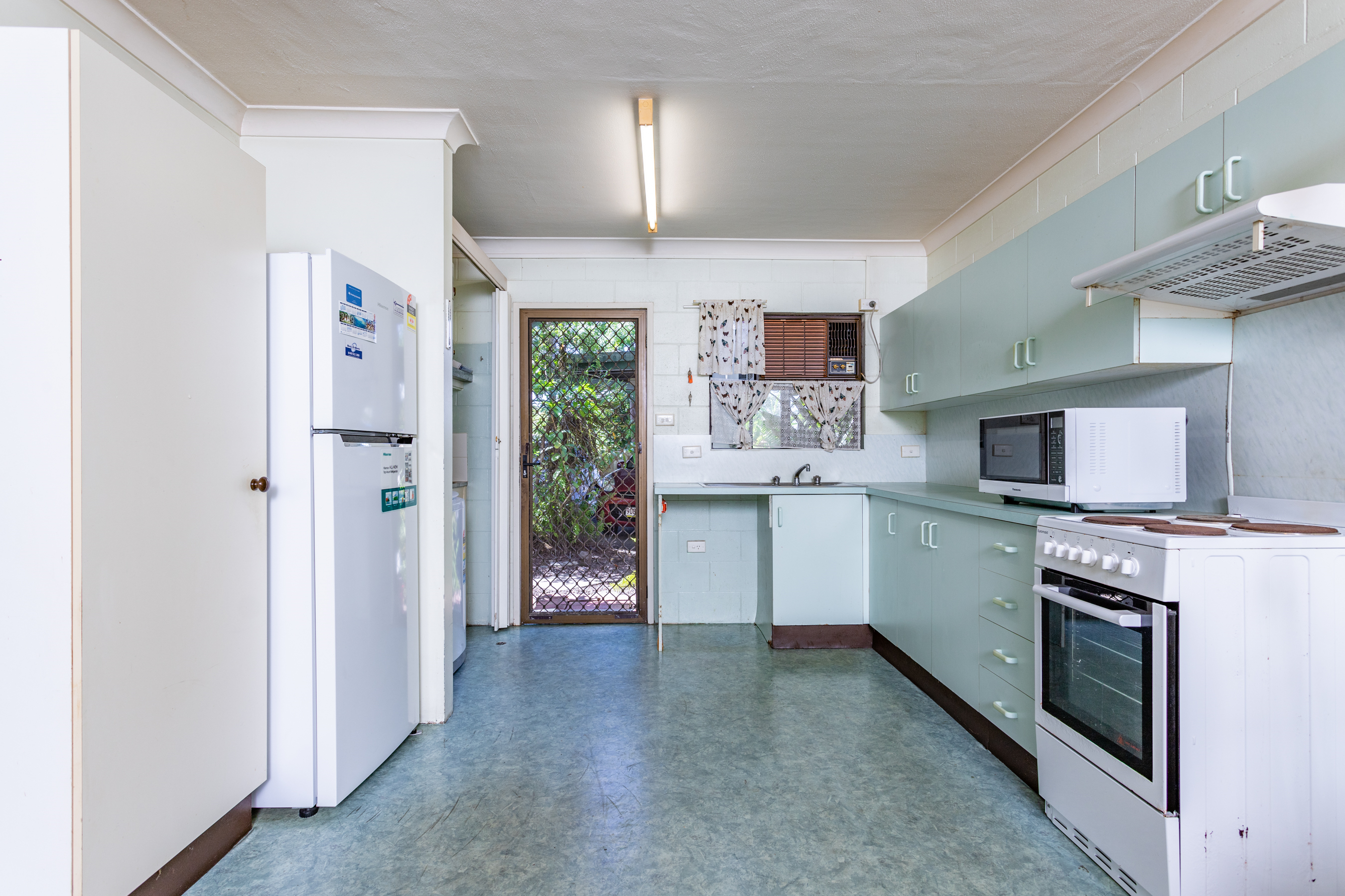 2/4 Hector Close, Westcourt - Thumbnail 2