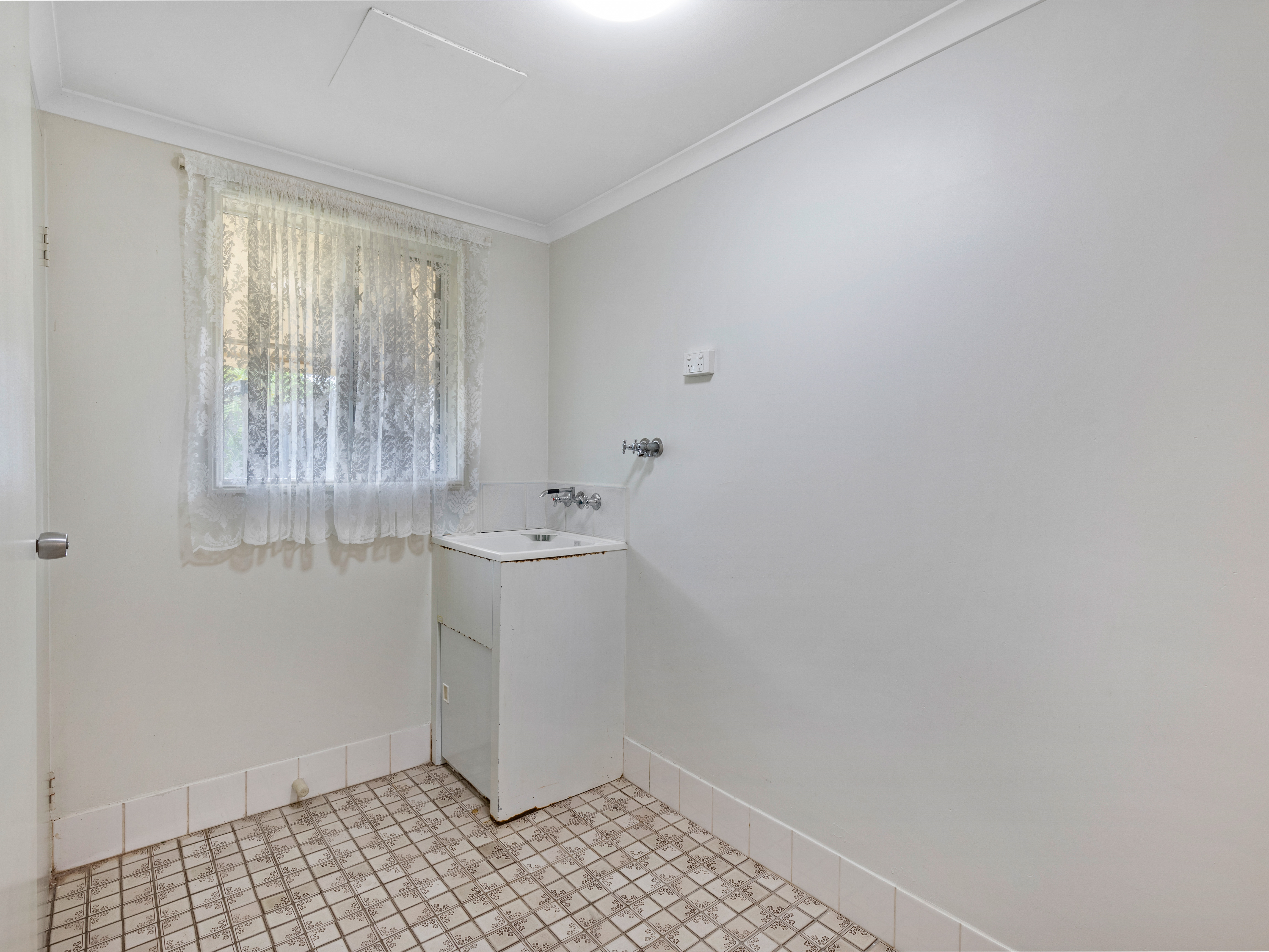 37 MINTARO CRESCENT, Woree - Thumbnail 8