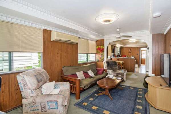 200 Buchan Street, Bungalow - Thumbnail 2