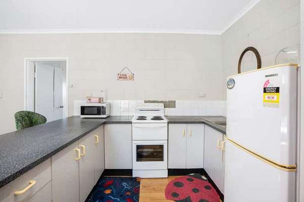 201 Aumuller Street, Bungalow - Thumbnail 4