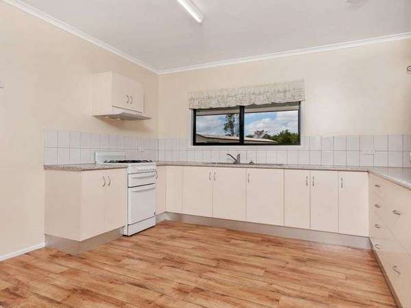 90 Giffin Road, White Rock - Thumbnail 6