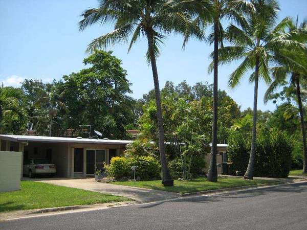 23 Mimosa Street, Holloways Beach - Thumbnail 2