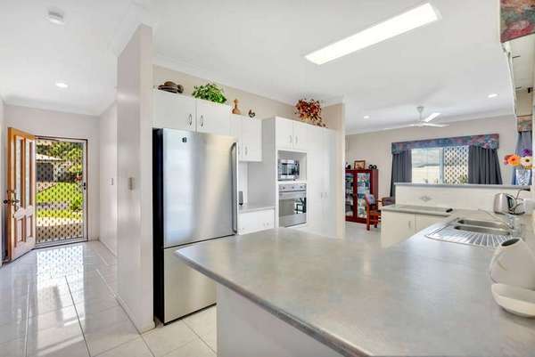 15 Hazelwood Close, Mount Sheridan - Thumbnail 8