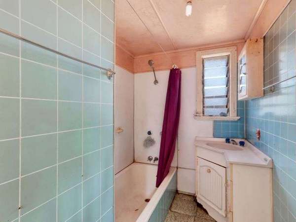 74 Morehead Street, Bungalow - Thumbnail 8