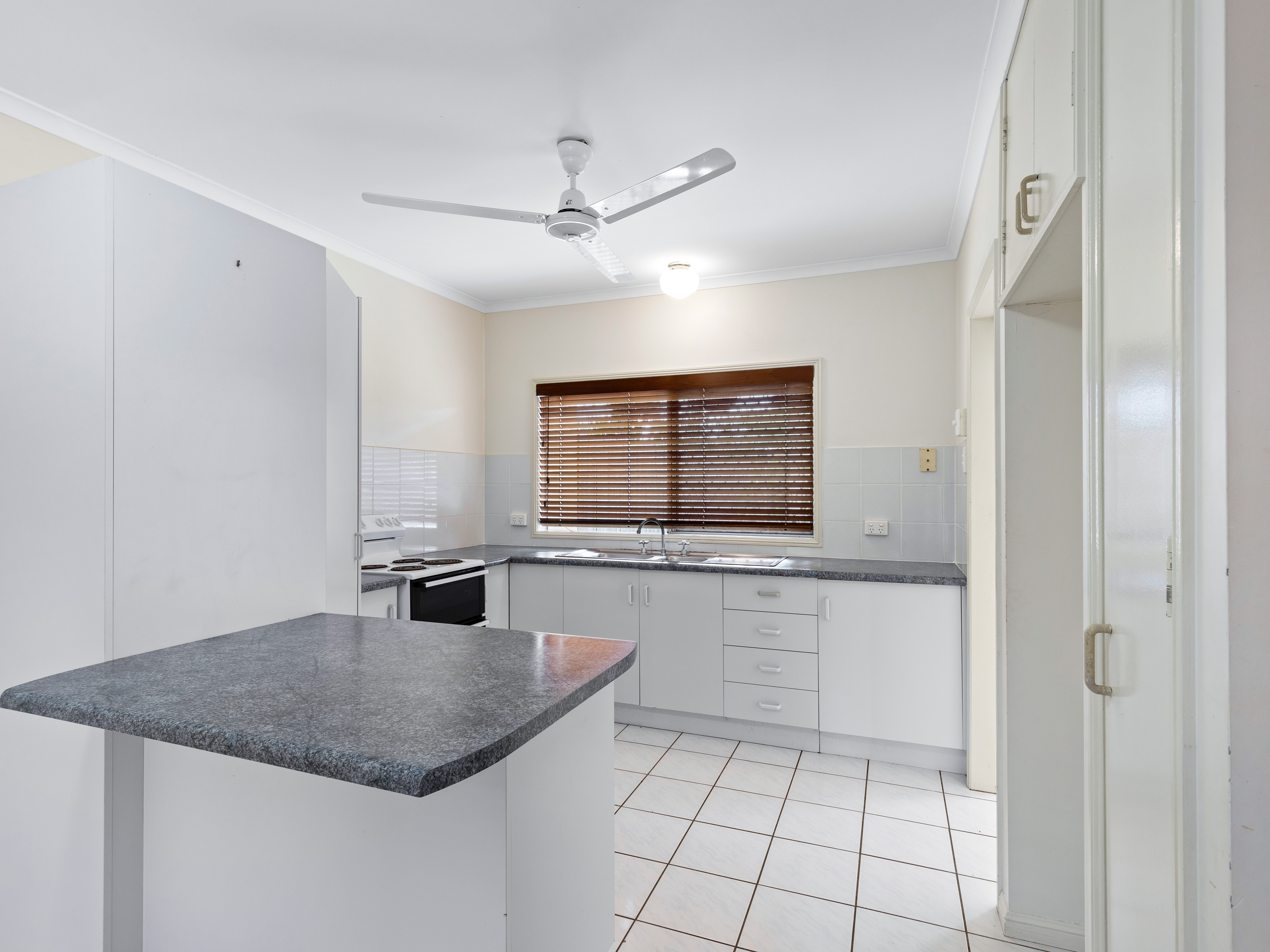 37 MINTARO CRESCENT, Woree - Thumbnail 7