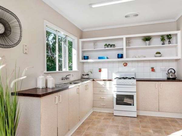 9 Jackson Close, Westcourt - Thumbnail 5