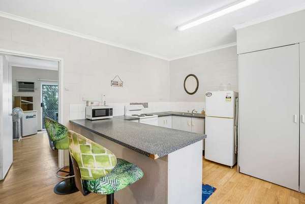 201 Aumuller Street, Bungalow - Thumbnail 3