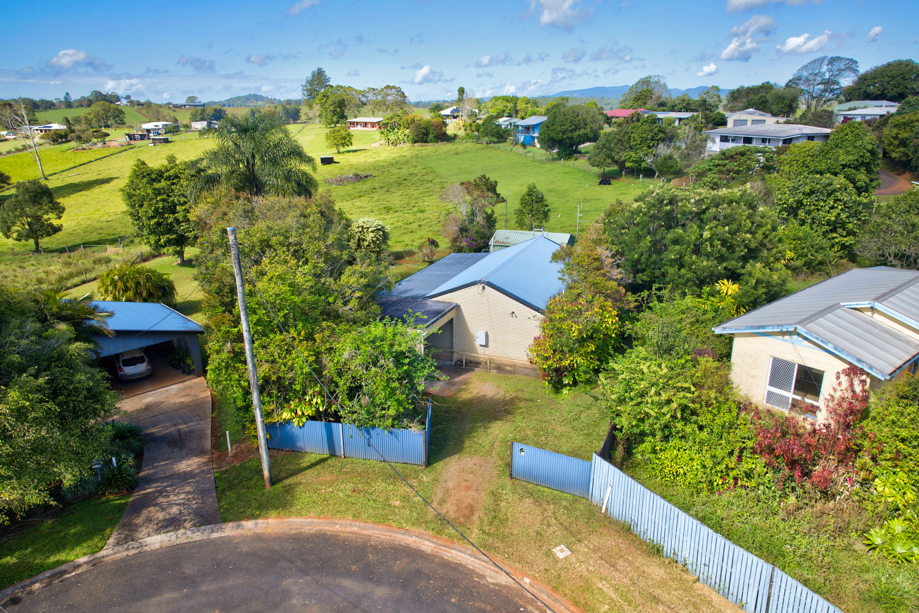10 Blue Hills Crescent, Malanda - Image 1