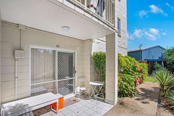 201 Aumuller Street, Bungalow - Thumbnail 2