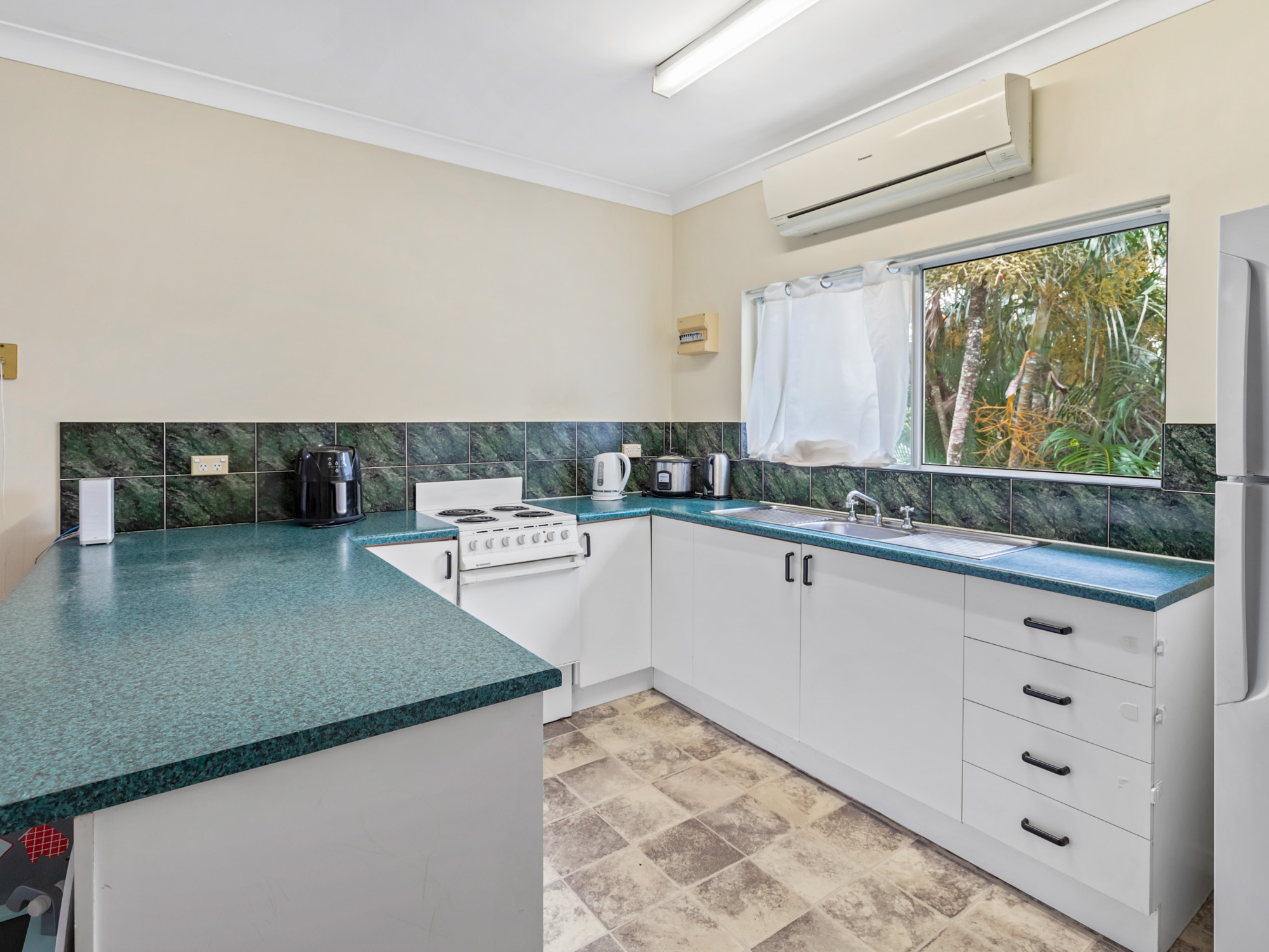 8/342 MCCOOMBE ST, Mooroobool - Thumbnail 3